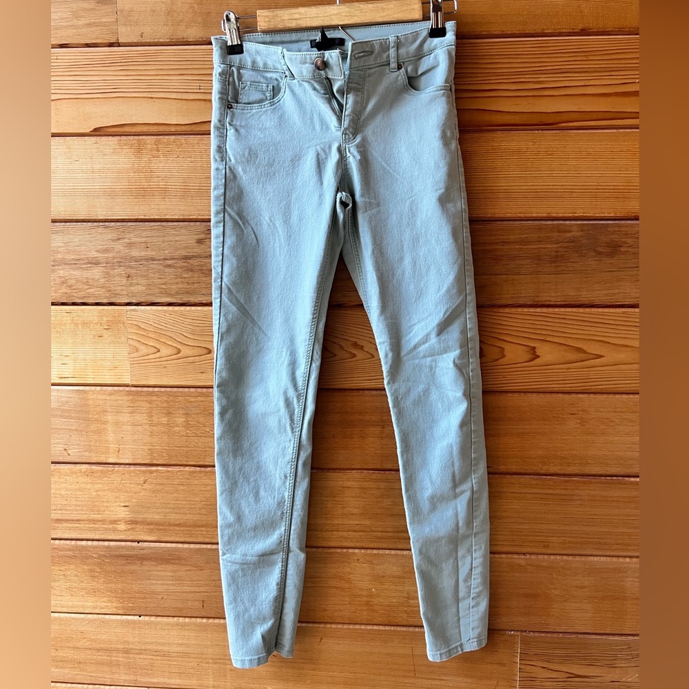 H&M Sea Foam Skinny Mid Rise Size 4 Jean